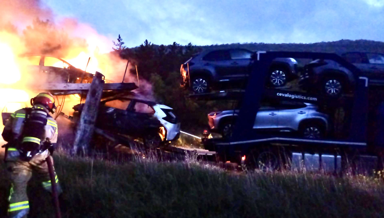 Incendio de un camión cargado de coches eléctricos en La Bigonia